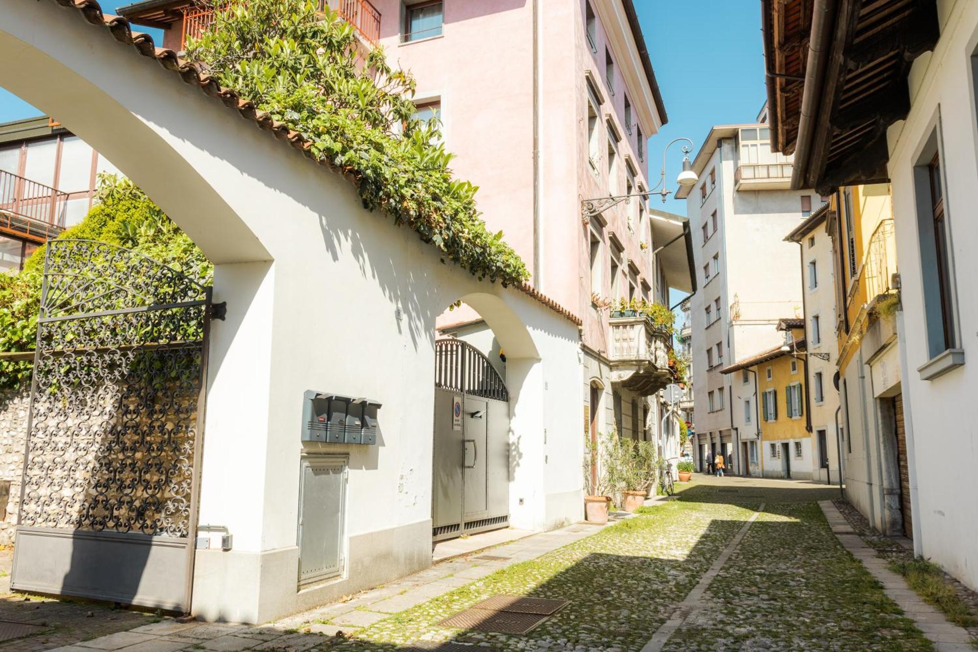 In Pieno Centro Storico Con Parcheggio Gratuito Incluso. Apartment Udine Luaran gambar